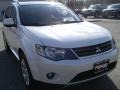 2009 Diamond White Pearl Mitsubishi Outlander SE 4WD  photo #3