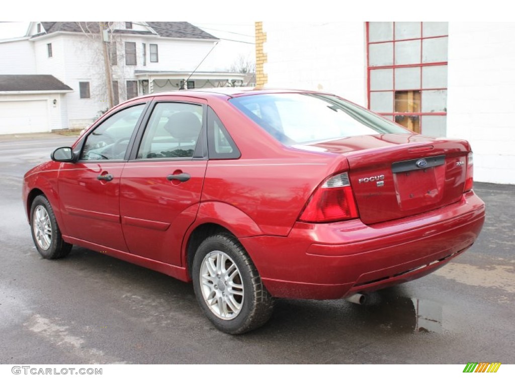 2005 Focus ZX4 SE Sedan - Sangria Red Metallic / Dark Flint/Light Flint photo #2