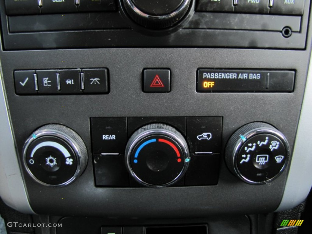 2011 Chevrolet Traverse LT AWD Controls Photo #60557325