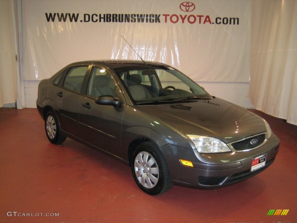 2005 Focus ZX4 SE Sedan - Liquid Grey Metallic / Dark Flint/Light Flint photo #3