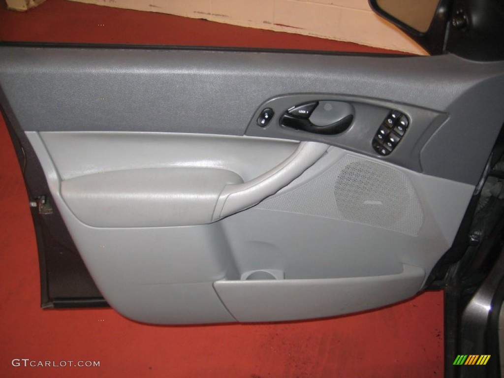 2005 Focus ZX4 SE Sedan - Liquid Grey Metallic / Dark Flint/Light Flint photo #13