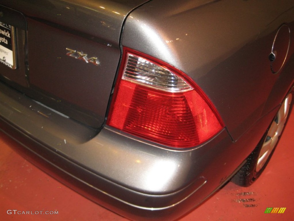 2005 Focus ZX4 SE Sedan - Liquid Grey Metallic / Dark Flint/Light Flint photo #17