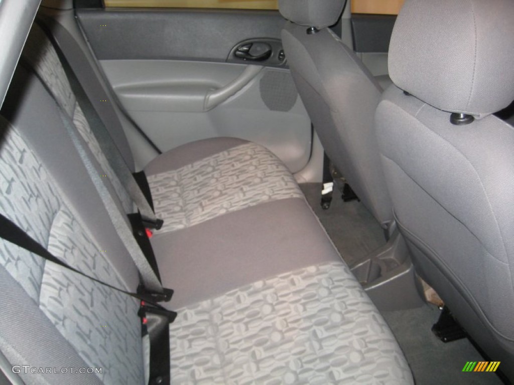 2005 Focus ZX4 SE Sedan - Liquid Grey Metallic / Dark Flint/Light Flint photo #18