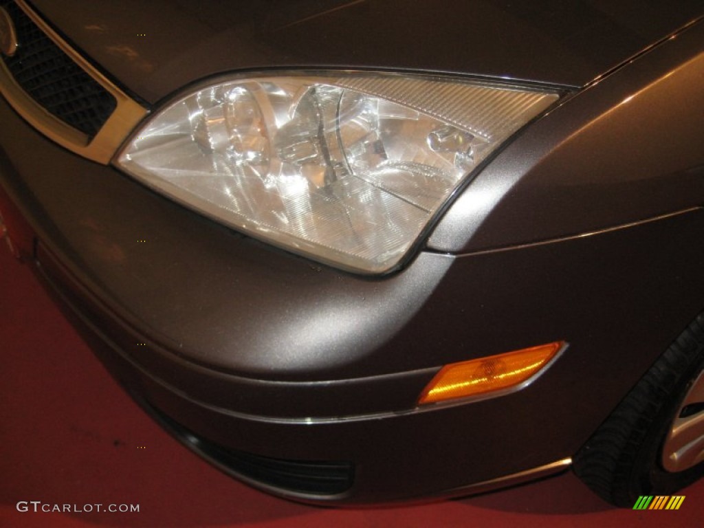 2005 Focus ZX4 SE Sedan - Liquid Grey Metallic / Dark Flint/Light Flint photo #21