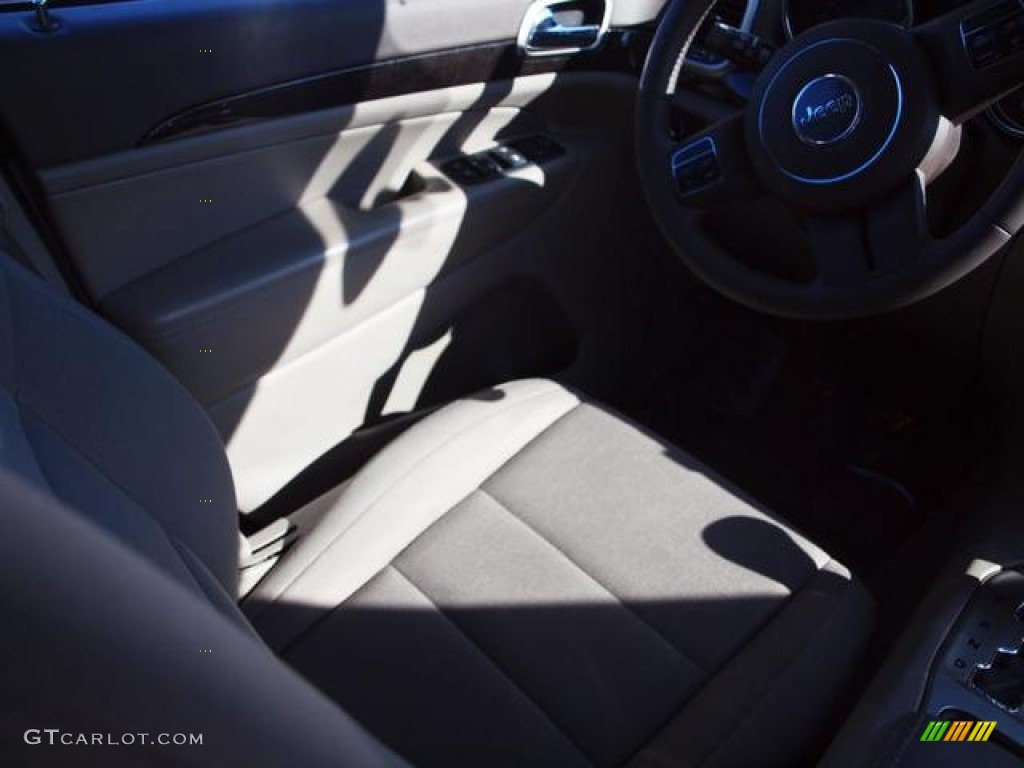 2011 Grand Cherokee Laredo 4x4 - Stone White / Dark Graystone/Medium Graystone photo #10