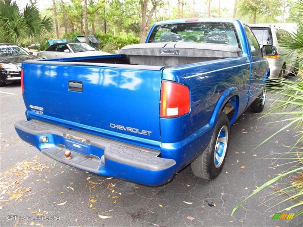 2001 S10 LS Regular Cab - Bright Blue Metallic / Medium Gray photo #2