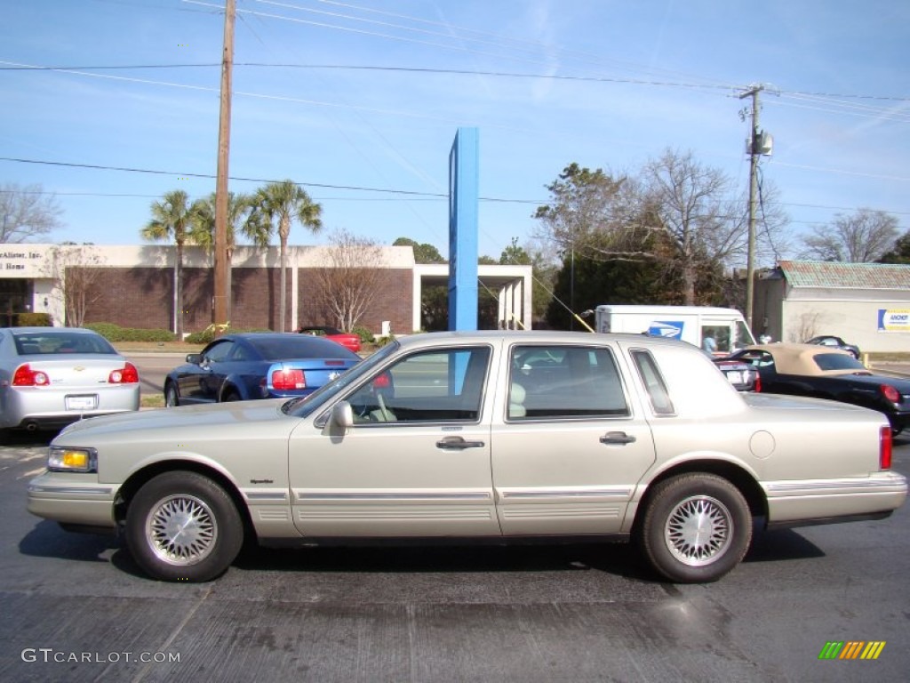 Light Cypress Metallic 1997 Lincoln Town Car Signature Exterior Photo #60608975