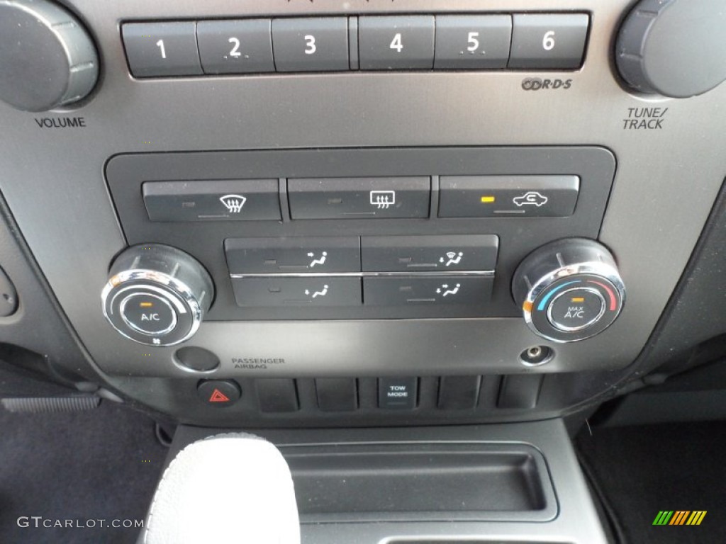 2009 Nissan Titan SE King Cab Controls Photos