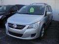 2011 Mercury Silver Metallic Volkswagen Routan SE  photo #3