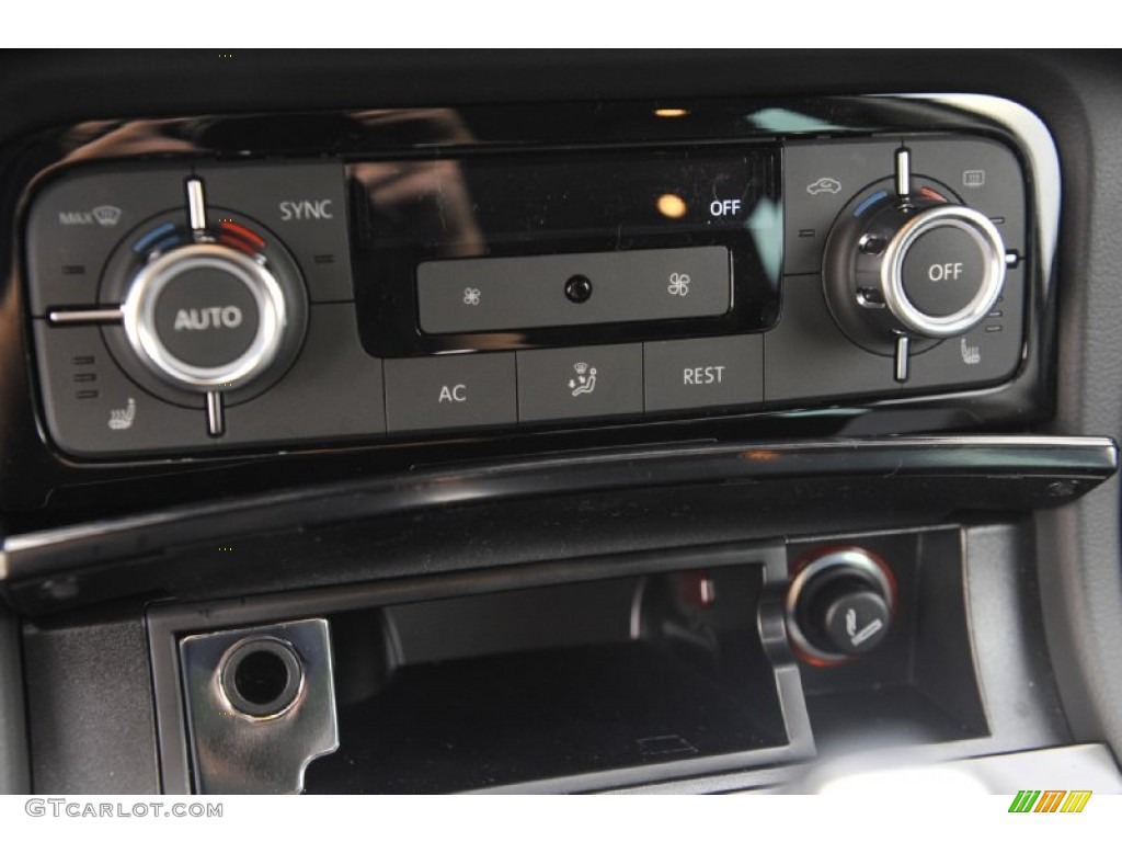 2012 Volkswagen Touareg VR6 FSI Sport 4XMotion Controls Photos