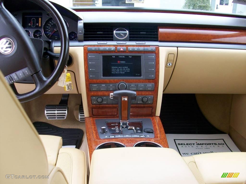 2005 Phaeton V8 4Motion Sedan - Black / Sonnen Beige photo #25