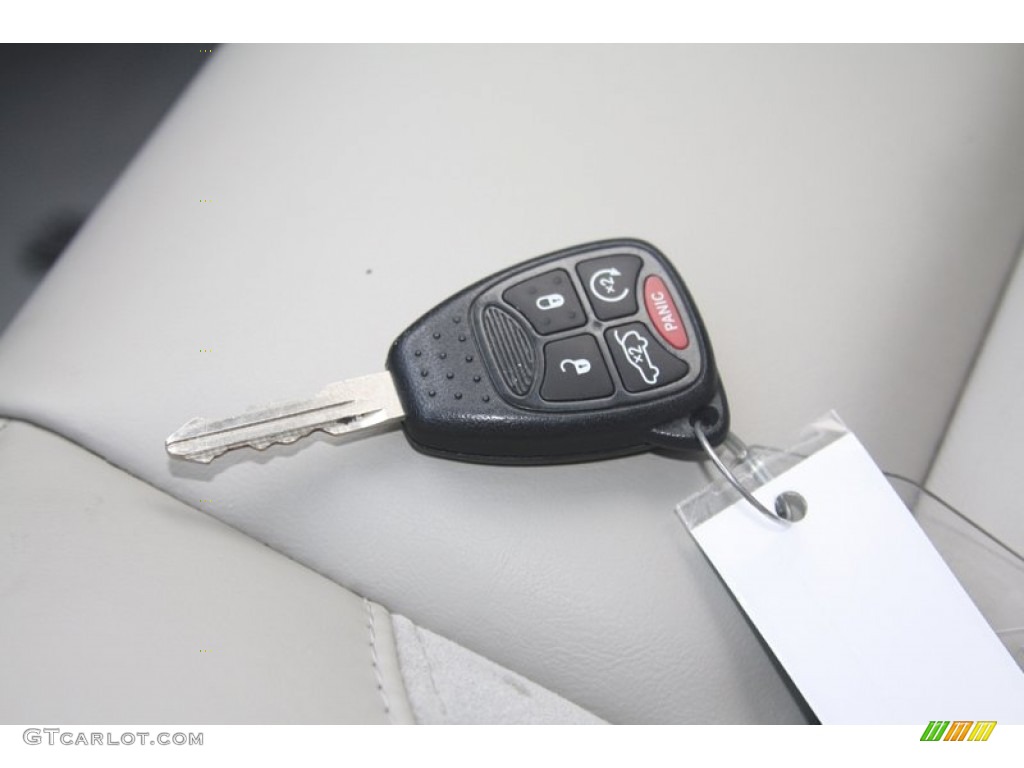 2008 Chrysler Aspen Limited Keys Photos