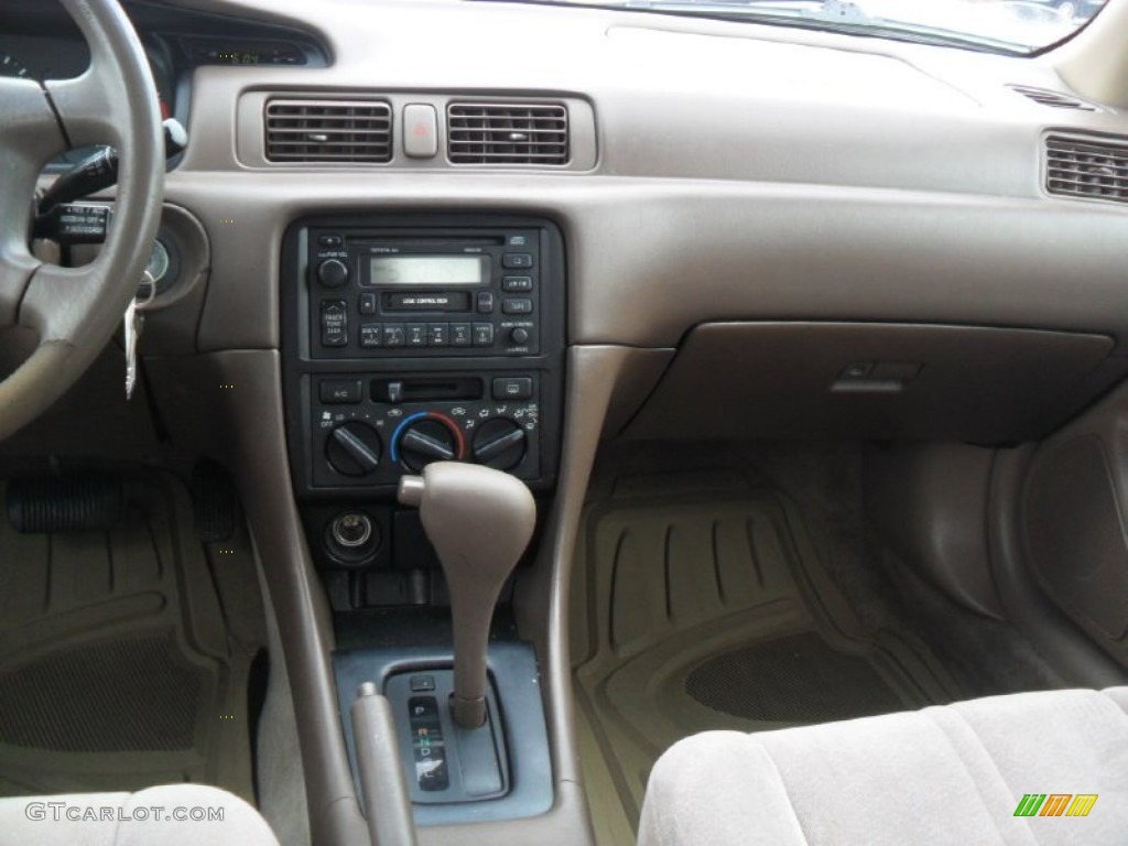 1999 Camry LE - Cashmere Beige Metallic / Gray photo #17