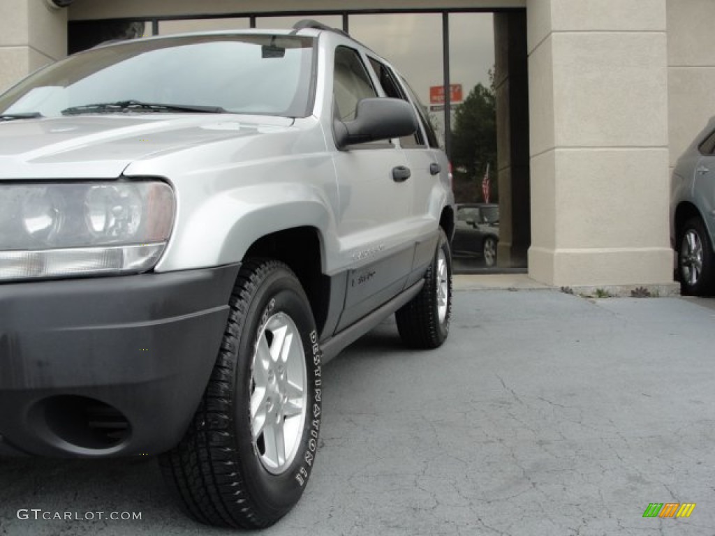 2004 Grand Cherokee Laredo - Bright Silver Metallic / Taupe photo #7