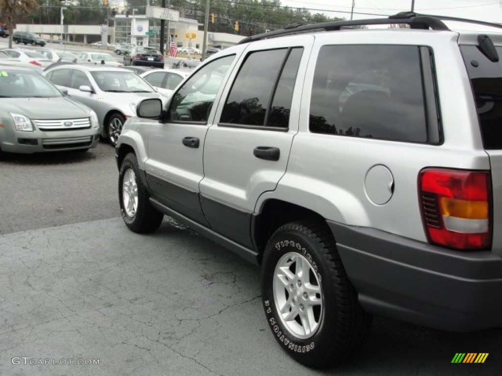 2004 Grand Cherokee Laredo - Bright Silver Metallic / Taupe photo #11