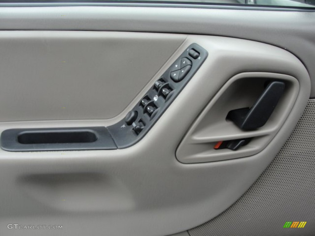 2004 Grand Cherokee Laredo - Bright Silver Metallic / Taupe photo #12