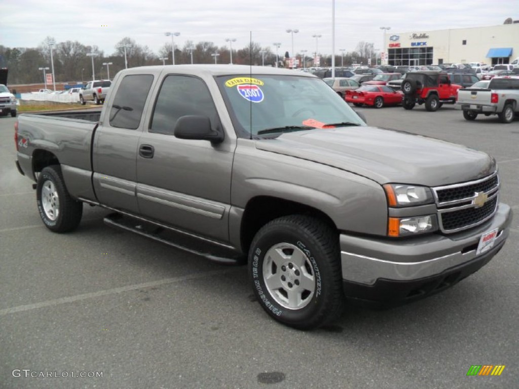 2007 Silverado 1500 Classic LS Extended Cab 4x4 - Graystone Metallic / Dark Charcoal photo #5