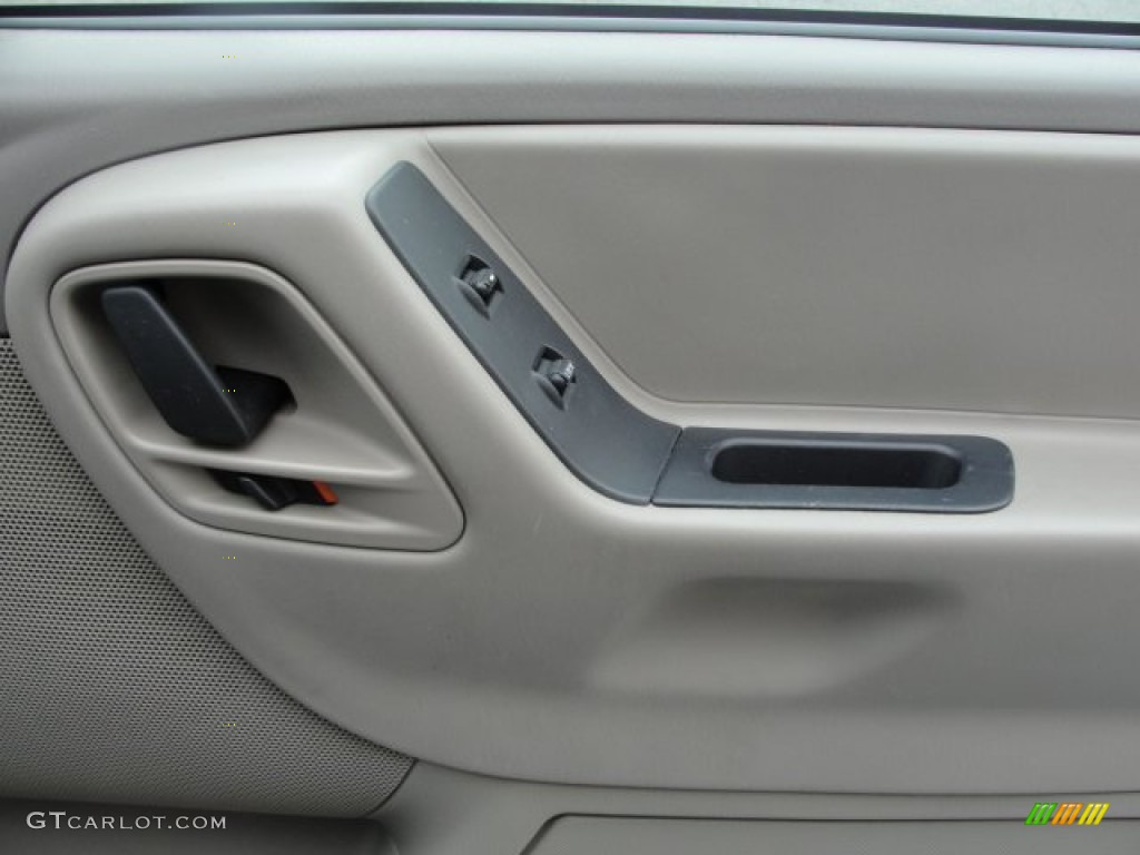 2004 Grand Cherokee Laredo - Bright Silver Metallic / Taupe photo #22