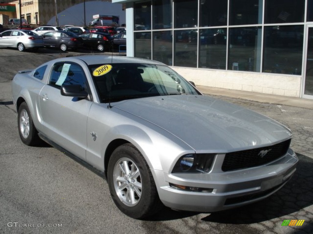 2009 Mustang V6 Coupe - Brilliant Silver Metallic / Dark Charcoal photo #2