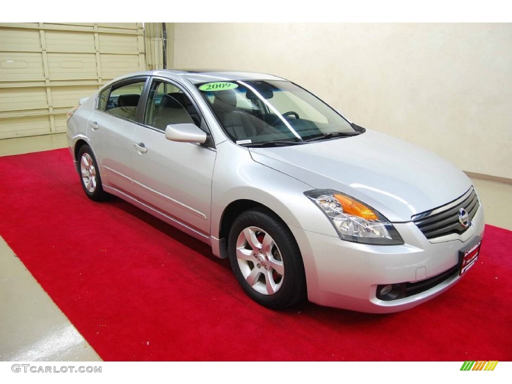 Radiant Silver Metallic Nissan Altima