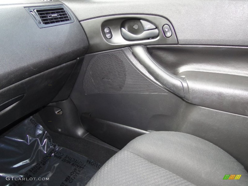 2005 Focus ZX5 SE Hatchback - Blazing Copper Metallic / Charcoal/Charcoal photo #22