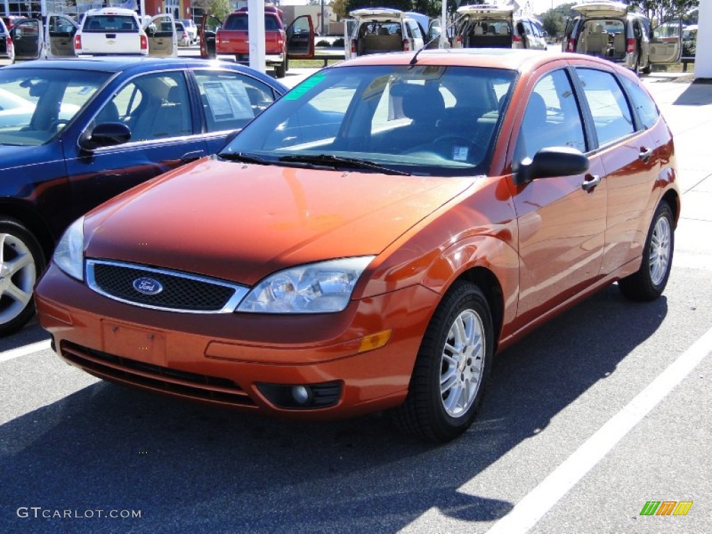 2005 Focus ZX5 SE Hatchback - Blazing Copper Metallic / Charcoal/Charcoal photo #36