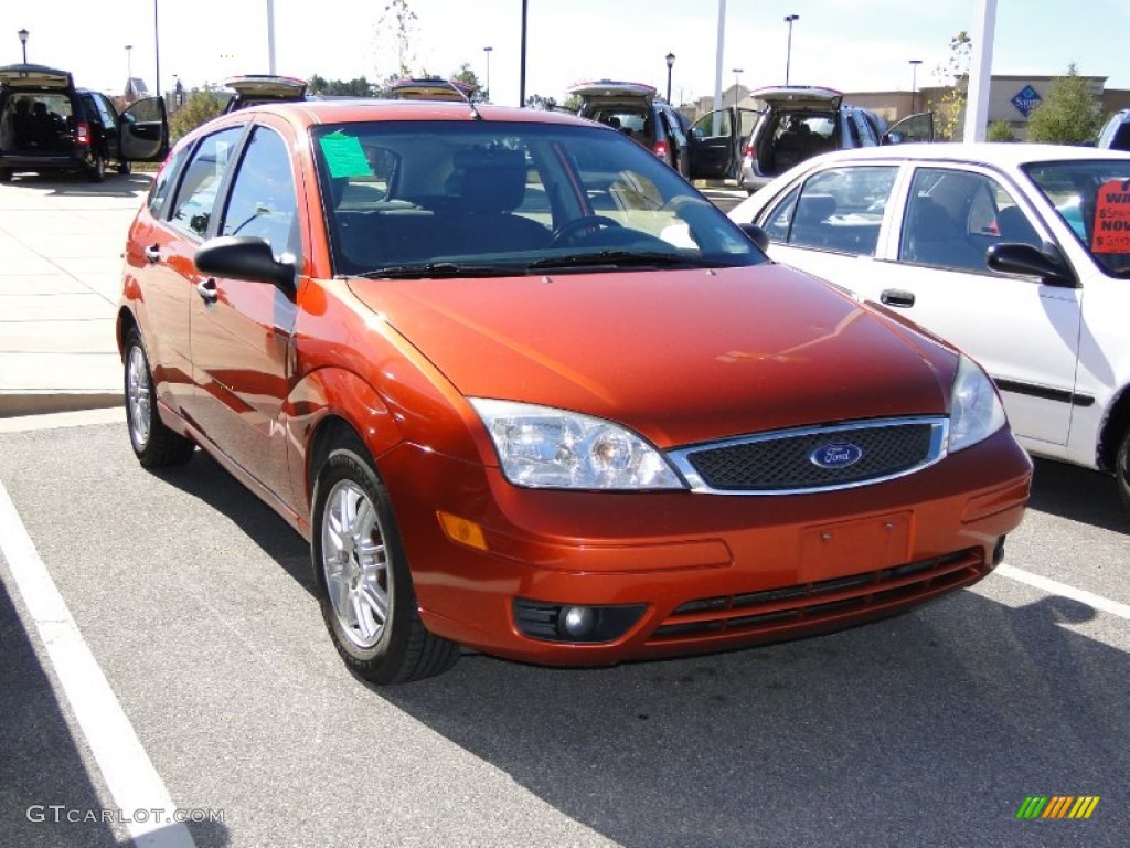 Blazing Copper Metallic 2005 Ford Focus ZX5 SE Hatchback Exterior Photo #60687110