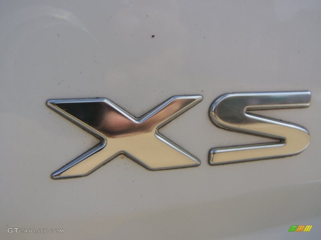 2002 Isuzu Axiom XS Marks and Logos Photo #60693608