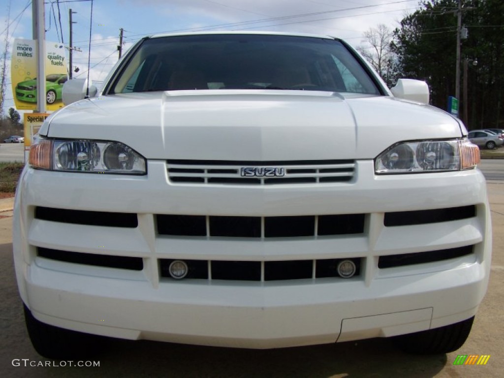 Alpine White 2002 Isuzu Axiom XS Exterior Photo #60693650
