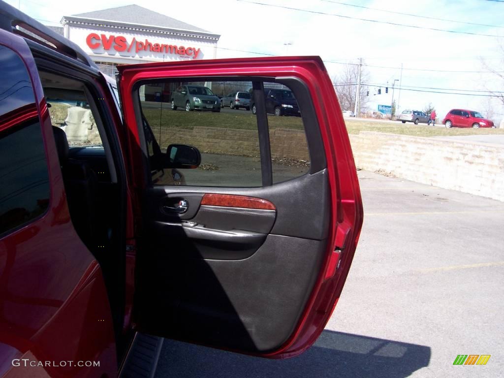 2005 Envoy XL SLT 4x4 - Magnetic Red Metallic / Ebony photo #24