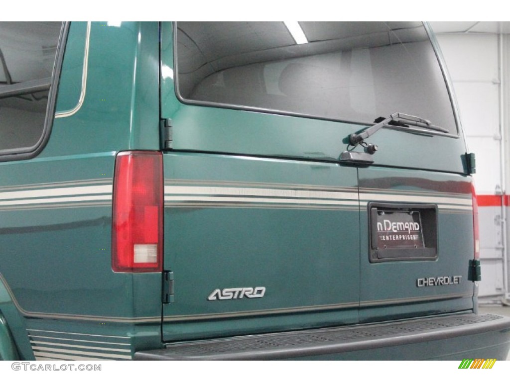 2000 Astro AWD Passenger Conversion Van - Dark Forest Green Metallic / Neutral photo #25