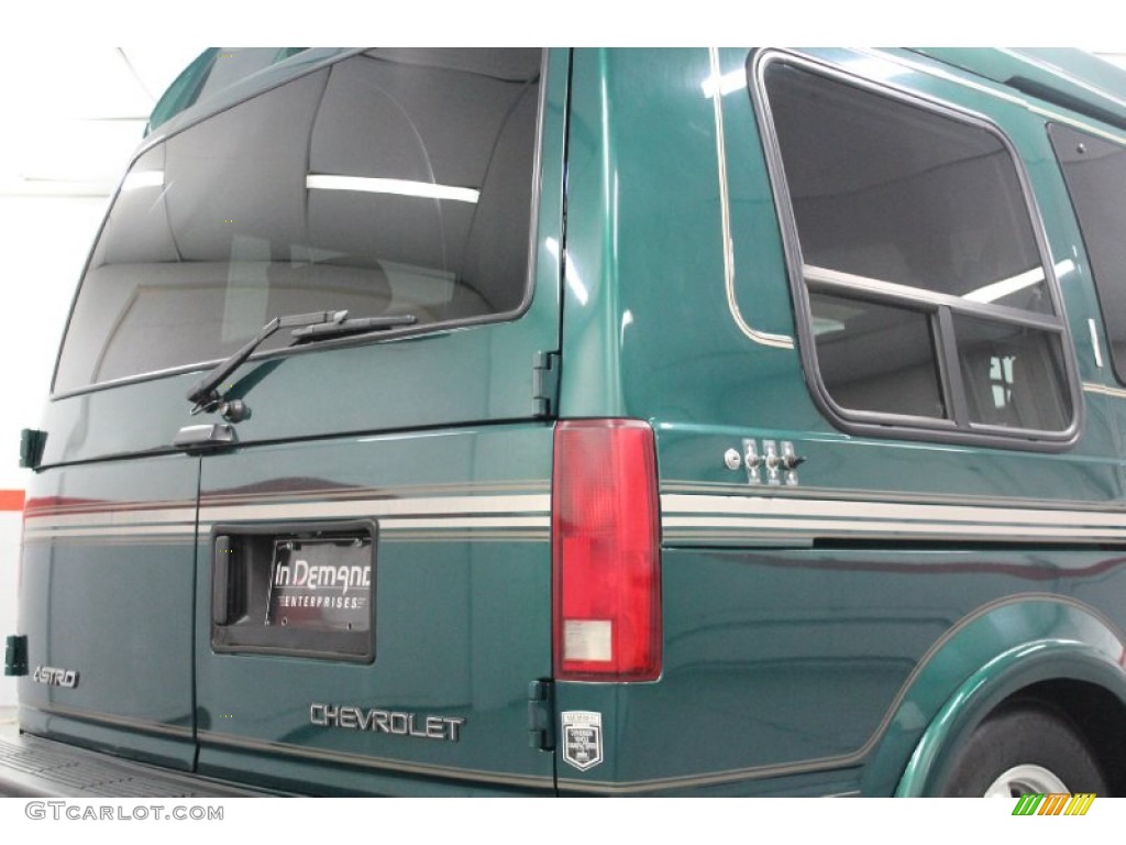2000 Astro AWD Passenger Conversion Van - Dark Forest Green Metallic / Neutral photo #31