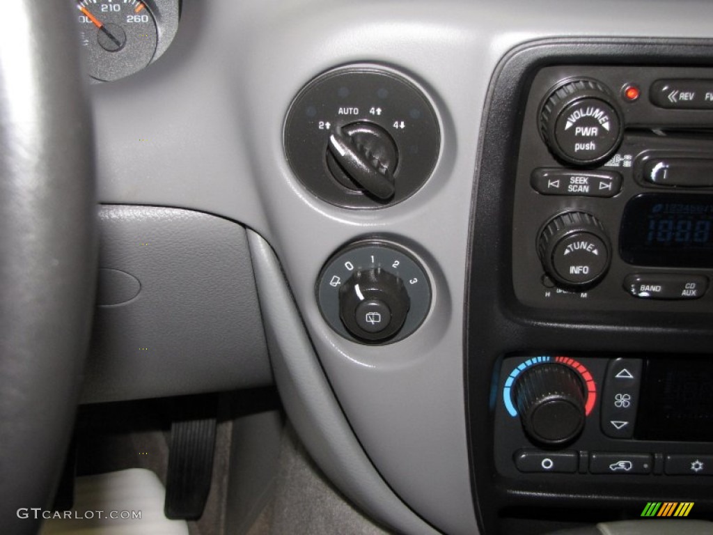 2006 Chevrolet TrailBlazer LT 4x4 Controls Photo #60708163