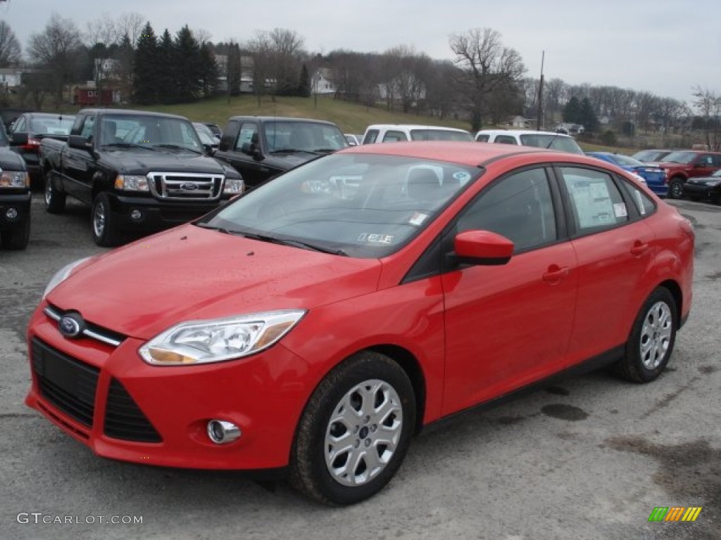 2012 Focus SE Sedan - Race Red / Charcoal Black photo #4