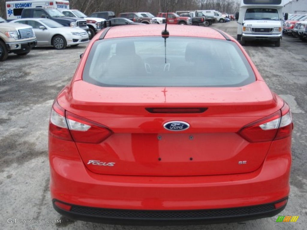 2012 Focus SE Sedan - Race Red / Charcoal Black photo #7