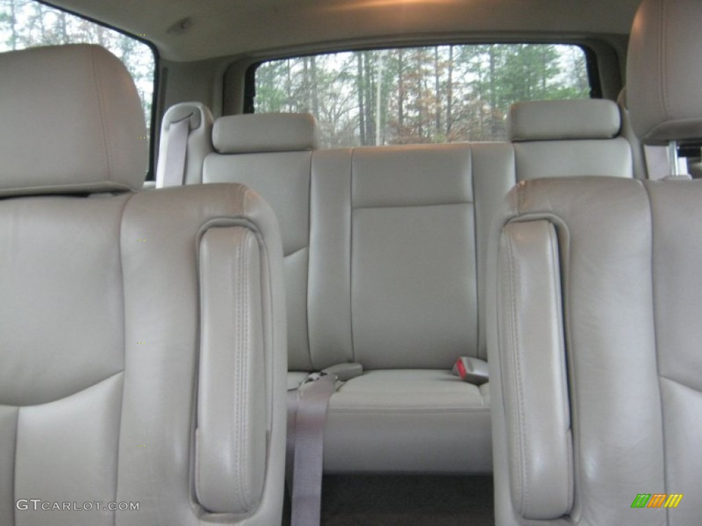 2004 Suburban 1500 LT - Summit White / Tan/Neutral photo #17