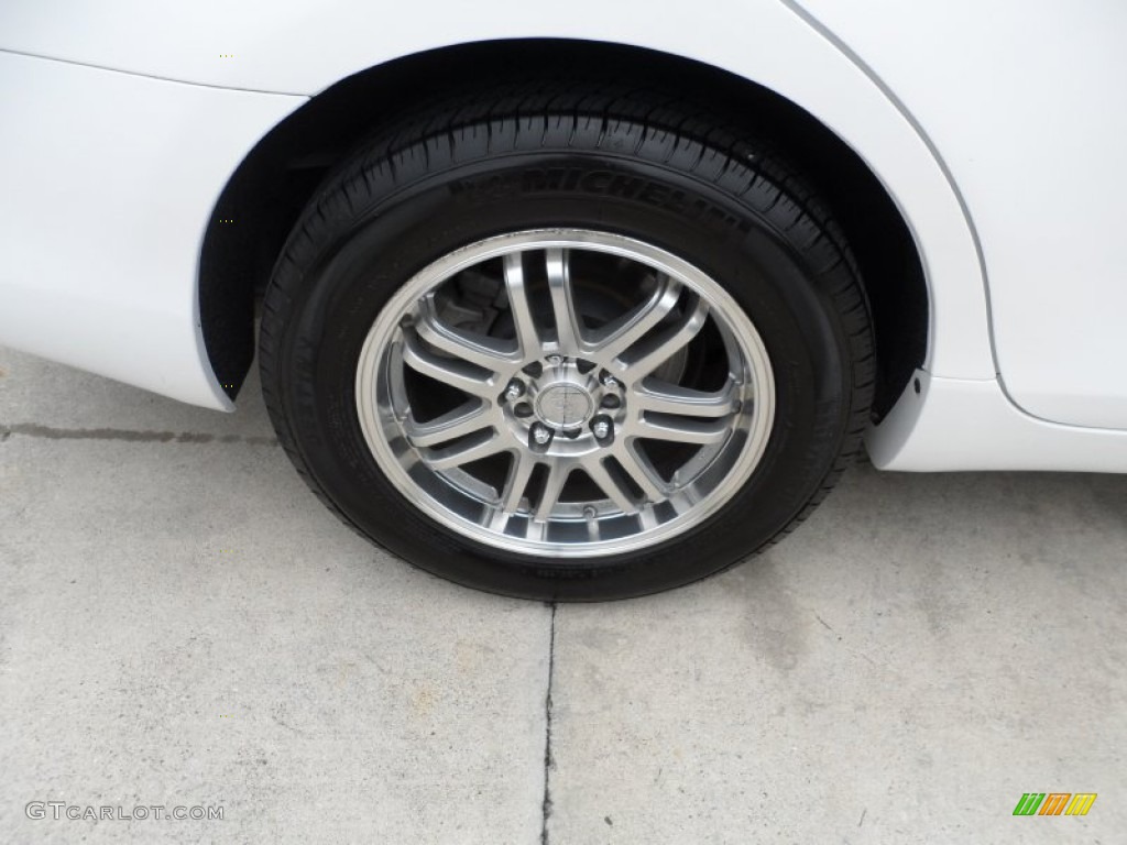 2010 Camry LE - Super White / Ash Gray photo #15