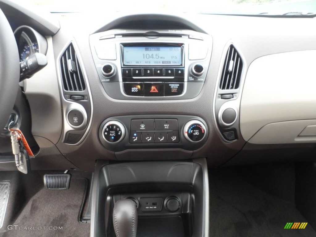 2012 Hyundai Tucson GLS Controls Photo #60747434