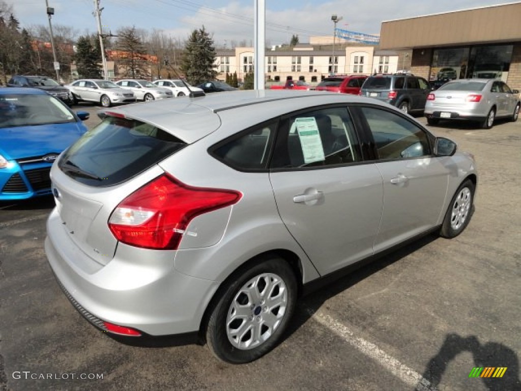 2012 Focus SE 5-Door - Ingot Silver Metallic / Charcoal Black photo #2