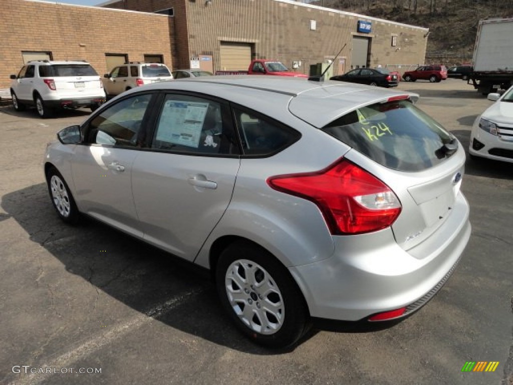 2012 Focus SE 5-Door - Ingot Silver Metallic / Charcoal Black photo #4