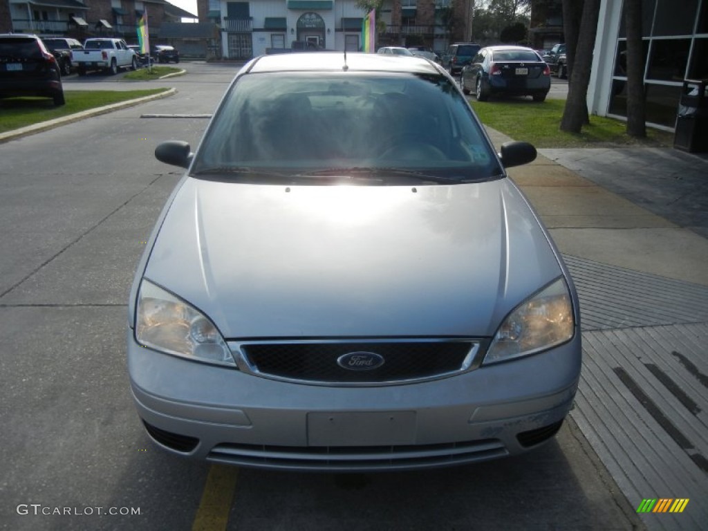 2005 Focus ZX4 SE Sedan - CD Silver Metallic / Dark Flint/Light Flint photo #2