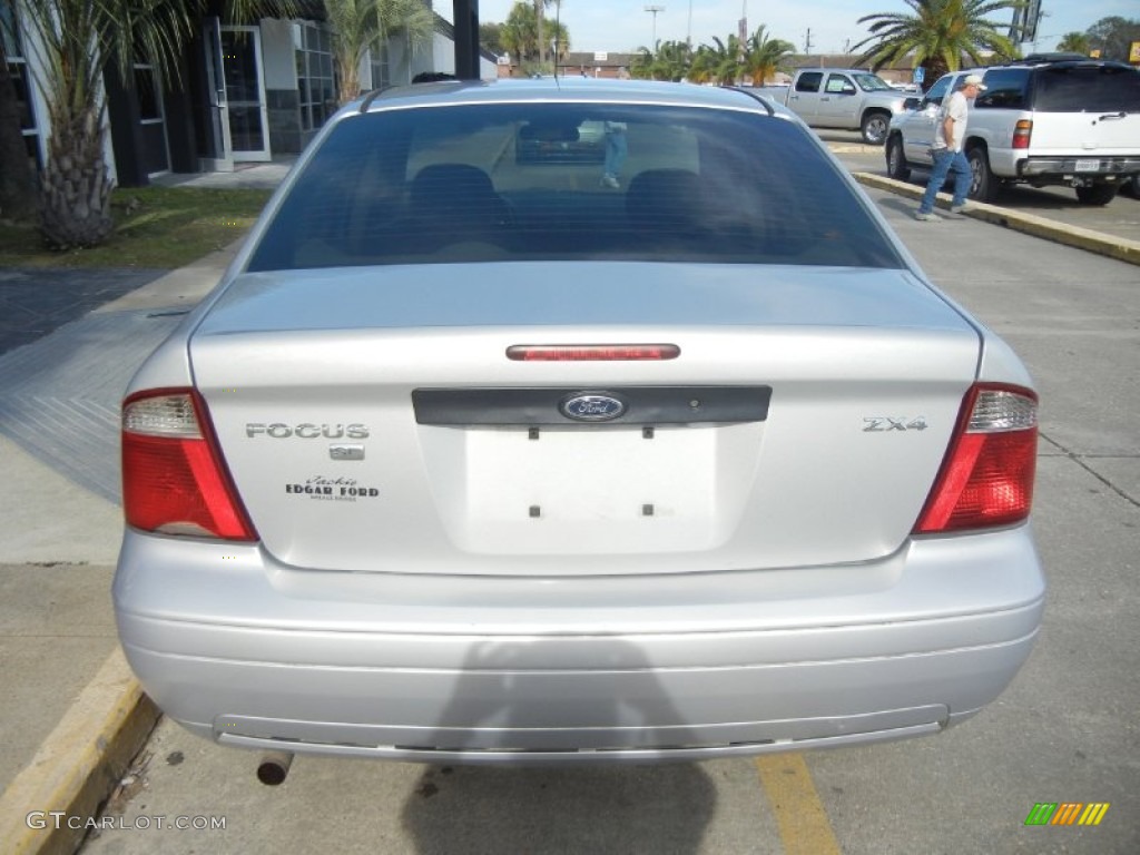 2005 Focus ZX4 SE Sedan - CD Silver Metallic / Dark Flint/Light Flint photo #3