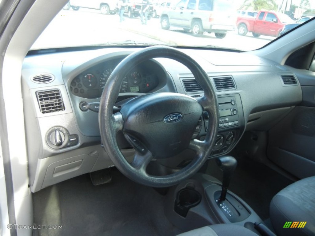 2005 Focus ZX4 SE Sedan - CD Silver Metallic / Dark Flint/Light Flint photo #12