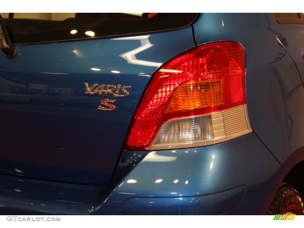 2011 Yaris S 5 Door Liftback - Blazing Blue Pearl / Dark Charcoal photo #17