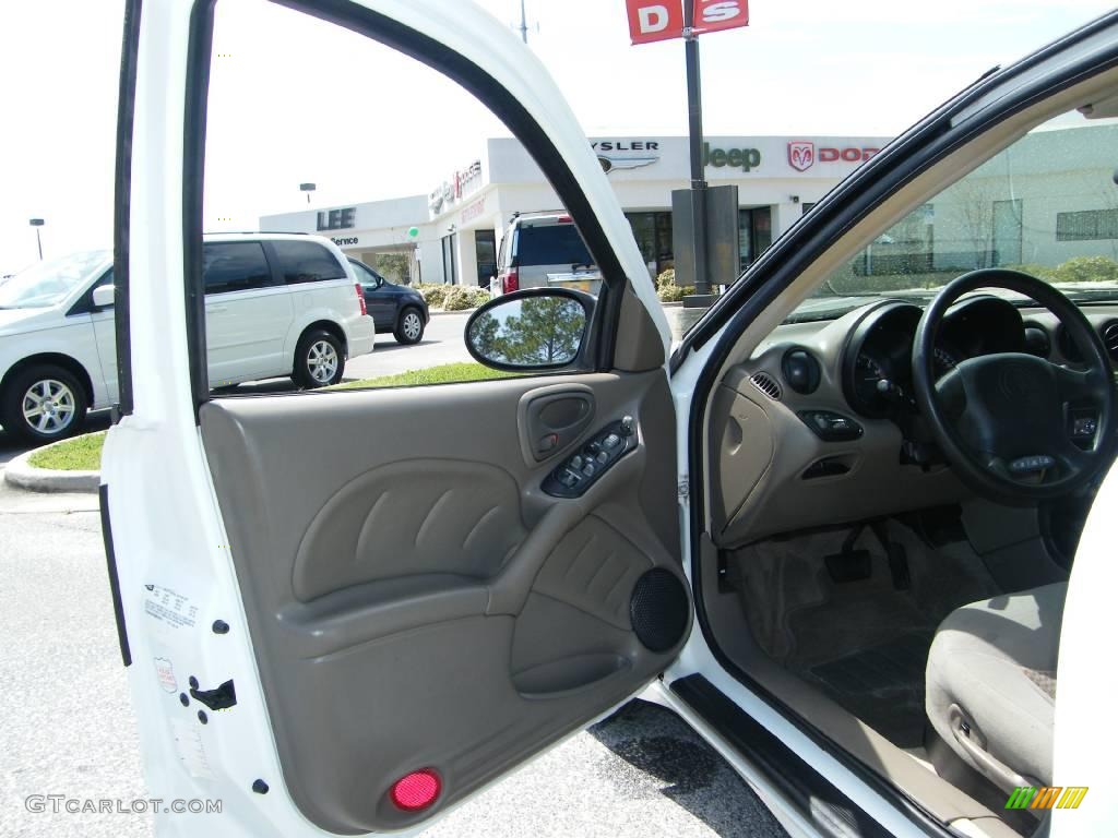 2005 Grand Am SE Sedan - Summit White / Dark Taupe photo #12