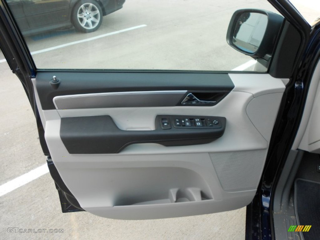 2012 Volkswagen Routan SE Aero Gray Door Panel Photo #60776519
