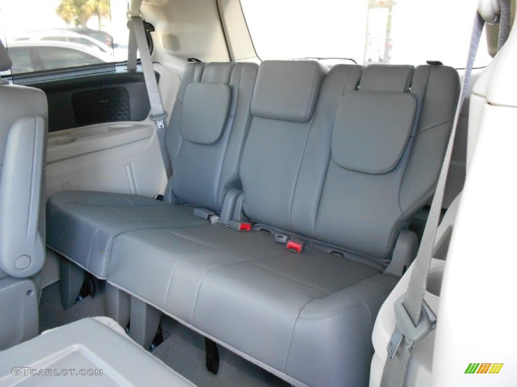 2012 Volkswagen Routan SE Rear Seat Photos