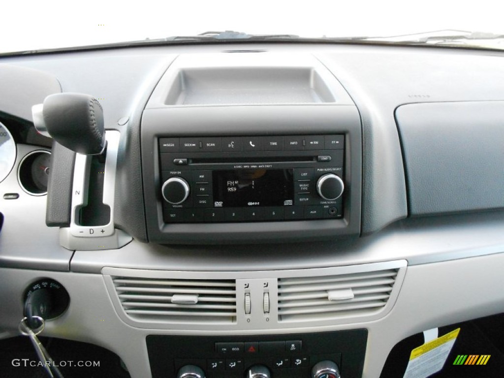 2012 Volkswagen Routan SE Controls Photo #60776605