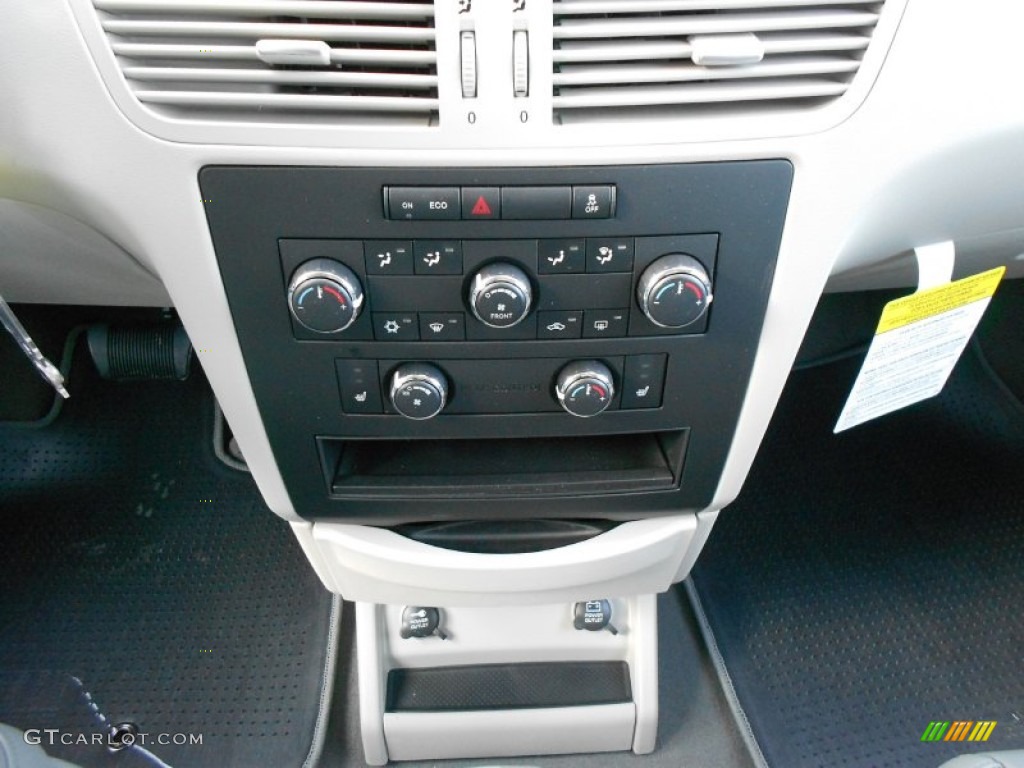 2012 Volkswagen Routan SE Controls Photo #60776615