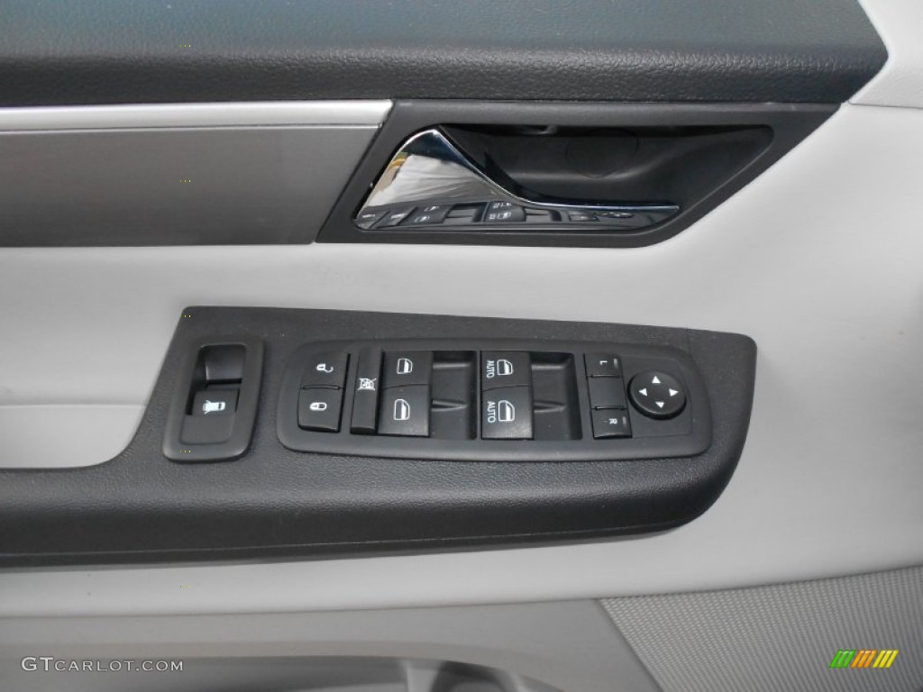 2012 Volkswagen Routan SE Controls Photos